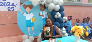 Read more about the article Professora mostrando aos alunos a capa de um livro…